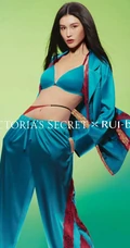 超模何穗自信气质家居服，肩带睡衣等室内服饰写真大片