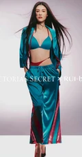 超模何穗自信气质家居服，肩带睡衣等室内服饰写真大片