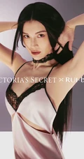 超模何穗自信气质家居服，肩带睡衣等室内服饰写真大片