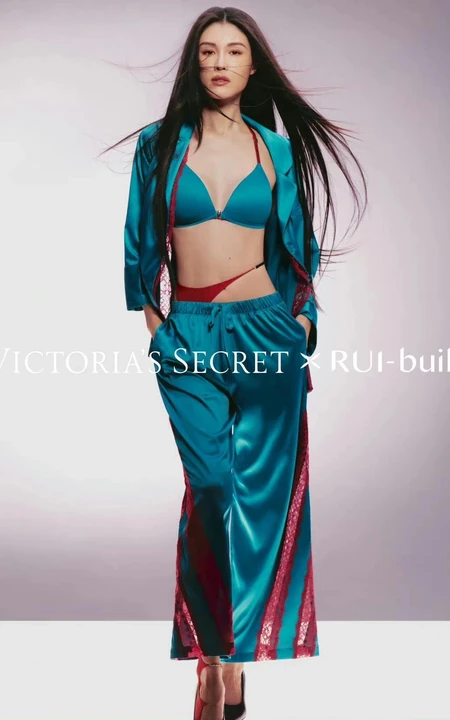 超模何穗自信气质家居服，肩带睡衣等室内服饰写真大片