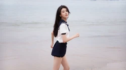 黑色长发气质美女梁洁清新迷人海边写真壁纸图片