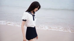 黑色长发气质美女梁洁清新迷人海边写真壁纸图片