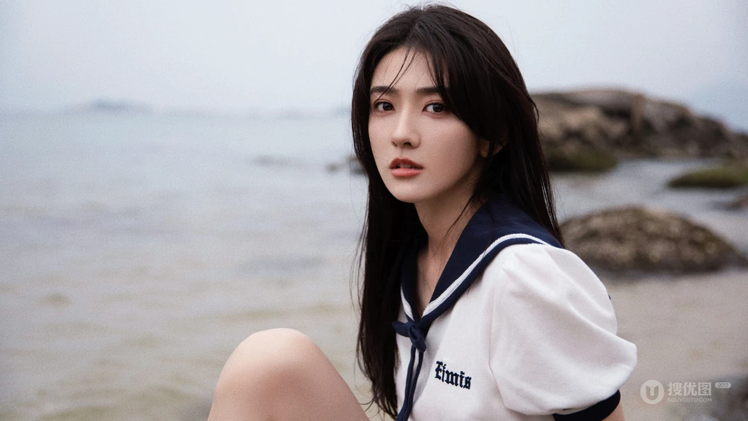 黑色长发气质美女梁洁清新迷人海边写真壁纸图片