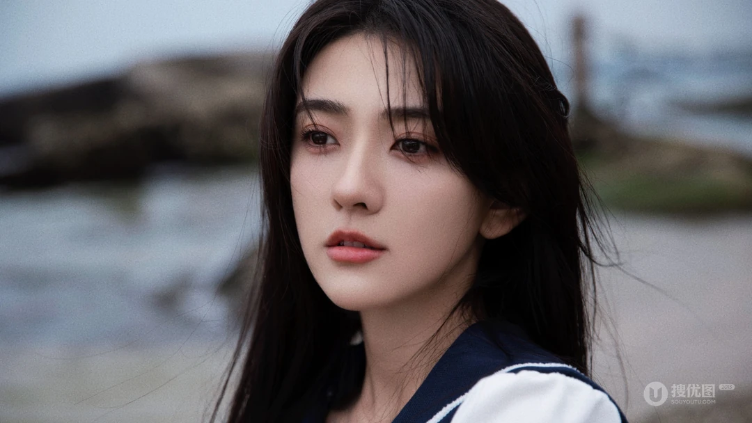 黑色长发气质美女梁洁清新迷人海边写真壁纸图片