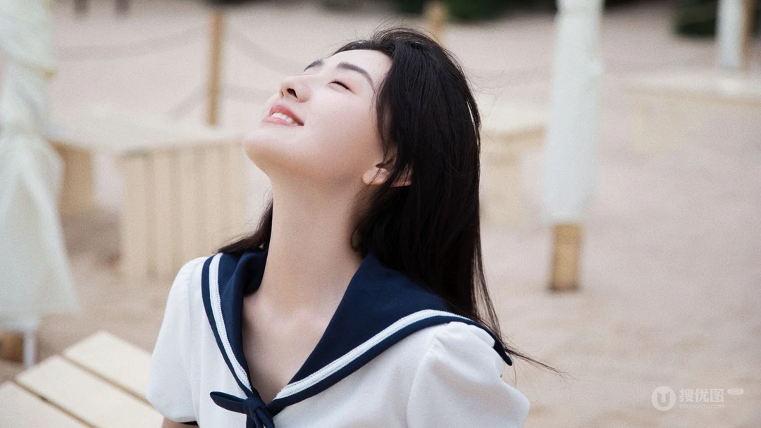 黑色长发气质美女梁洁清新迷人海边写真壁纸图片