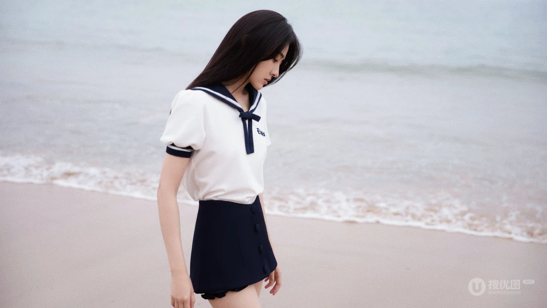黑色长发气质美女梁洁清新迷人海边写真壁纸图片