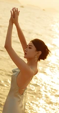梁洁性感吊带裙落日黄昏海边唯美高清手机壁纸图片