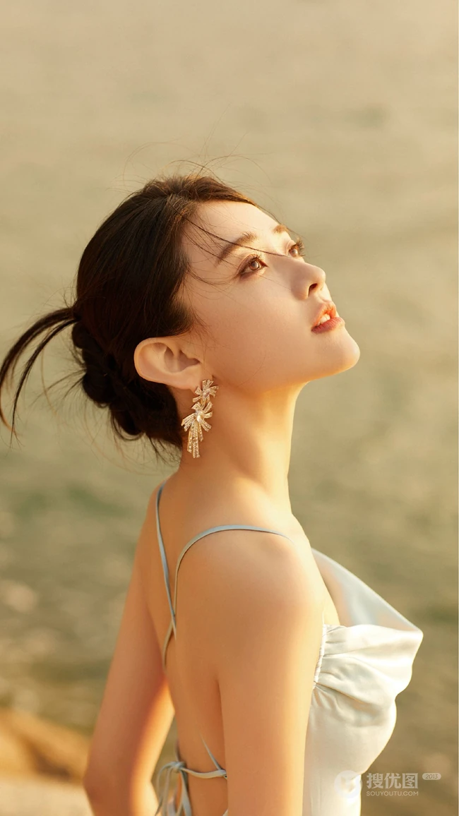 梁洁性感吊带裙落日黄昏海边唯美高清手机壁纸图片