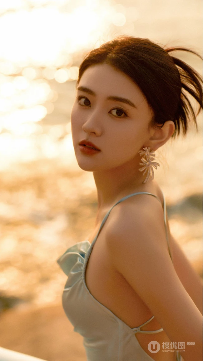 梁洁性感吊带裙落日黄昏海边唯美高清手机壁纸图片