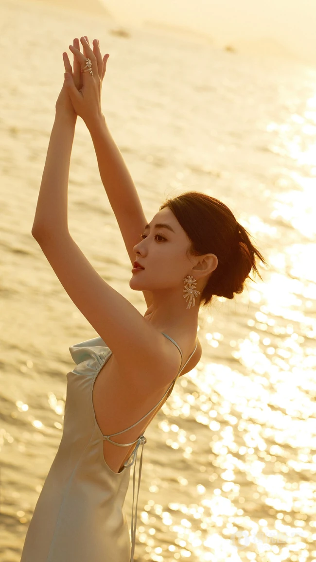 梁洁性感吊带裙落日黄昏海边唯美高清手机壁纸图片