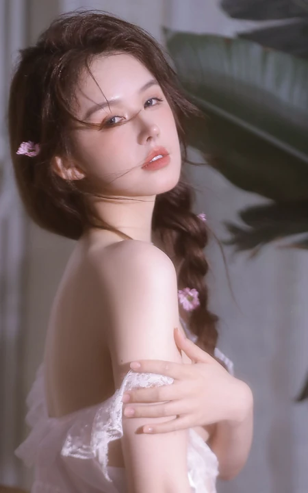 小巧玲珑精致高颜值女生白色蕾丝连体家居服居家气质写真图片