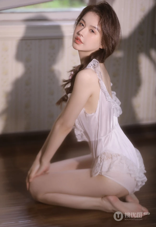 小巧玲珑精致高颜值女生白色蕾丝连体家居服居家气质写真图片