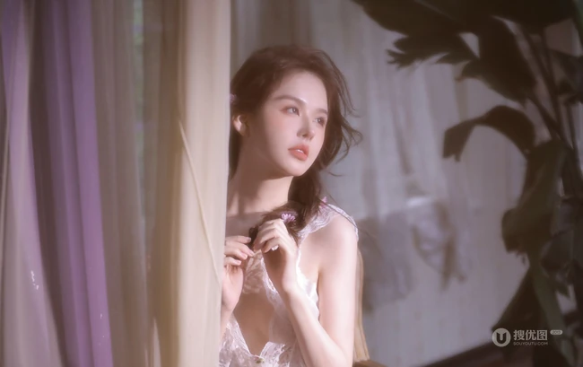小巧玲珑精致高颜值女生白色蕾丝连体家居服居家气质写真图片