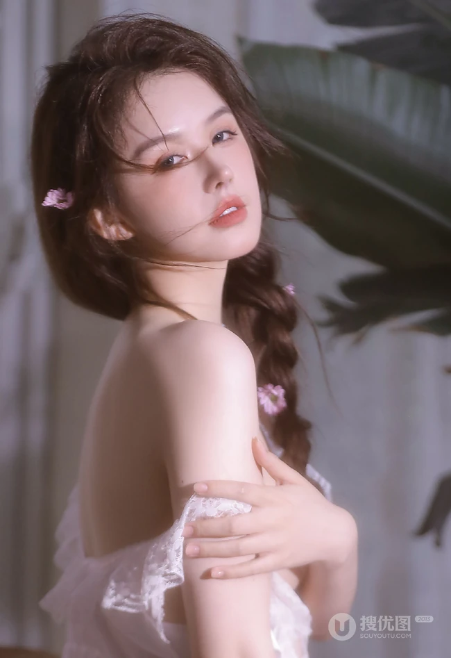 小巧玲珑精致高颜值女生白色蕾丝连体家居服居家气质写真图片