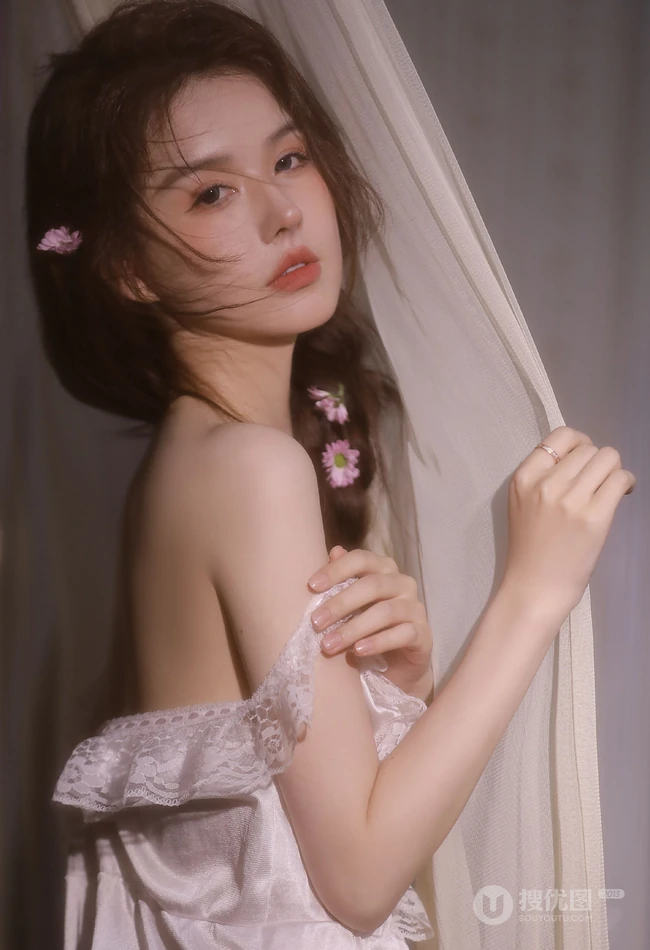 小巧玲珑精致高颜值女生白色蕾丝连体家居服居家气质写真图片