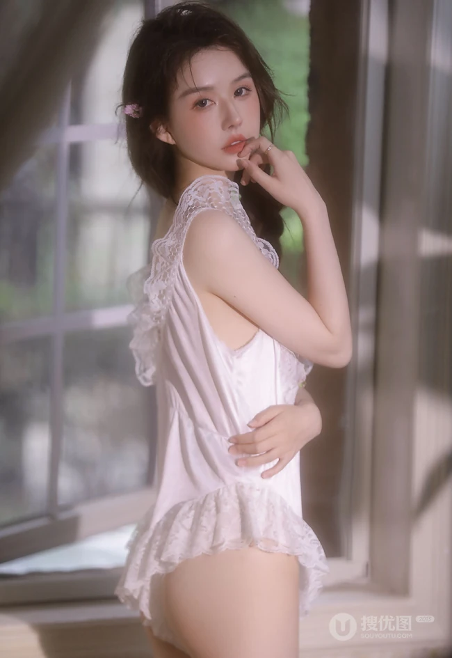 小巧玲珑精致高颜值女生白色蕾丝连体家居服居家气质写真图片