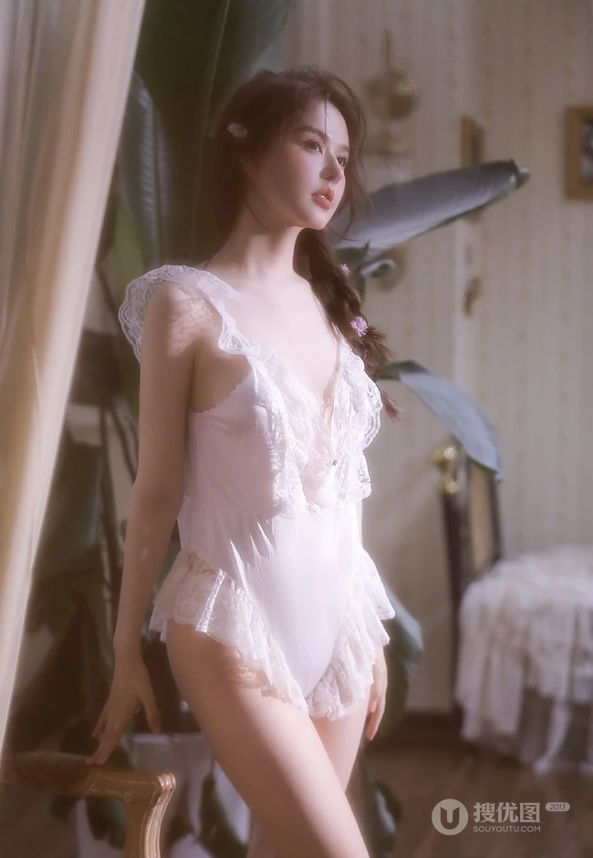 小巧玲珑精致高颜值女生白色蕾丝连体家居服居家气质写真图片