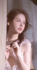 小巧玲珑精致高颜值女生白色蕾丝连体家居服居家气质写真图片