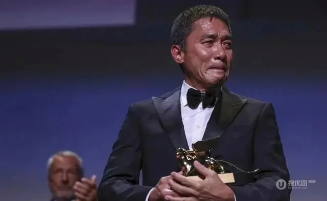 梁朝伟威尼斯领奖变表情包 第3张