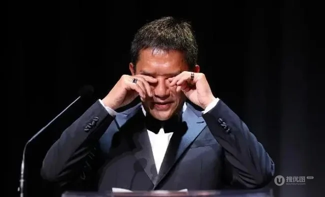 梁朝伟威尼斯领奖变表情包 第2张