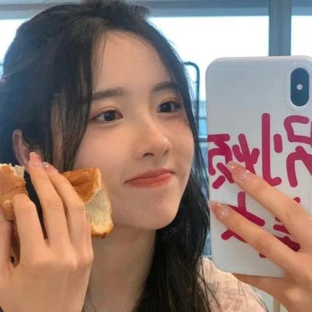 清纯少女怼脸自拍网图真人女孩和她的宠物美食玩具合拍个性头像图片