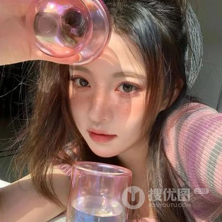 清纯少女怼脸自拍网图真人女孩和她的宠物美食玩具合拍个性头像图片