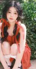 温柔的阳光，温暖的风，肩带红裙女生和娇艳的花朵唯美摄影写真图片