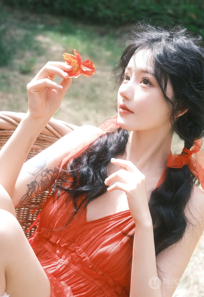 温柔的阳光，温暖的风，肩带红裙女生和娇艳的花朵唯美摄影写真图片
