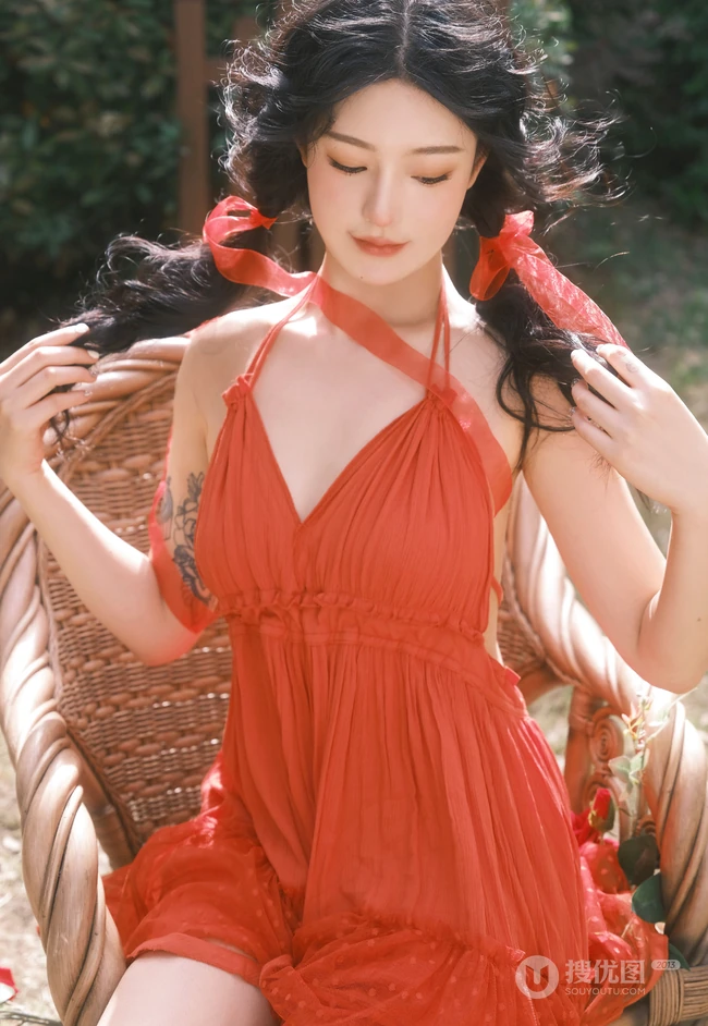 温柔的阳光，温暖的风，肩带红裙女生和娇艳的花朵唯美摄影写真图片