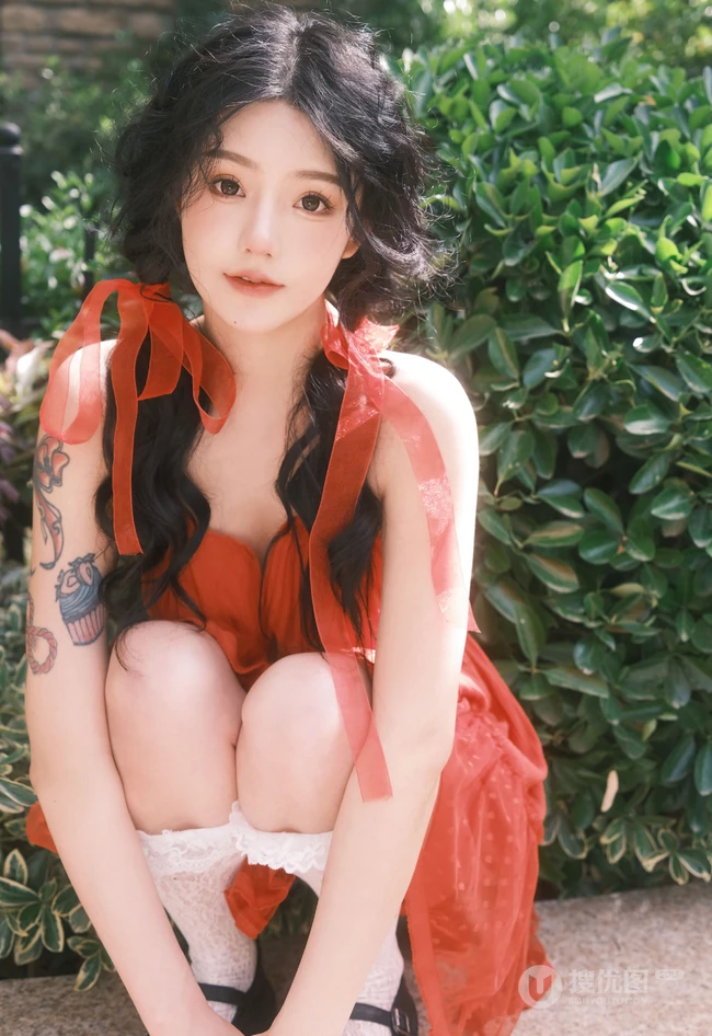 温柔的阳光，温暖的风，肩带红裙女生和娇艳的花朵唯美摄影写真图片