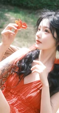 温柔的阳光，温暖的风，肩带红裙女生和娇艳的花朵唯美摄影写真图片