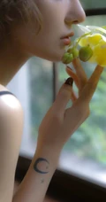 闻花的女人，唯女生生侧颜和花朵摄影系列高清图片