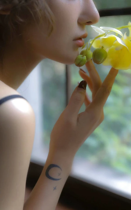 闻花的女人，唯女生生侧颜和花朵摄影系列高清图片
