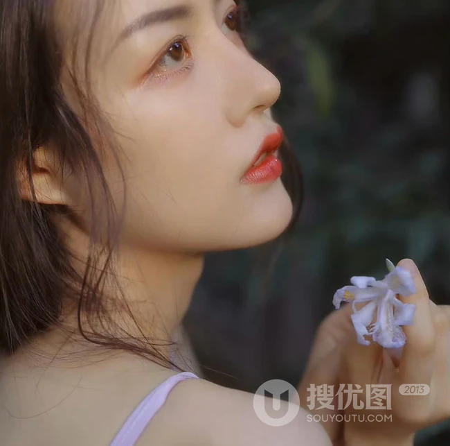 闻花的女人，唯女生生侧颜和花朵摄影系列高清图片