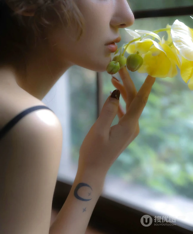 闻花的女人，唯女生生侧颜和花朵摄影系列高清图片