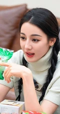 迪丽热巴参加某节目录制美照，白色毛衣加牛仔裤，颜值在线，状态满满