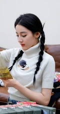 迪丽热巴参加某节目录制美照，白色毛衣加牛仔裤，颜值在线，状态满满