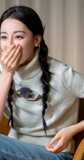 迪丽热巴参加某节目录制美照，白色毛衣加牛仔裤，颜值在线，状态满满