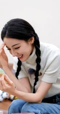 迪丽热巴参加某节目录制美照，白色毛衣加牛仔裤，颜值在线，状态满满