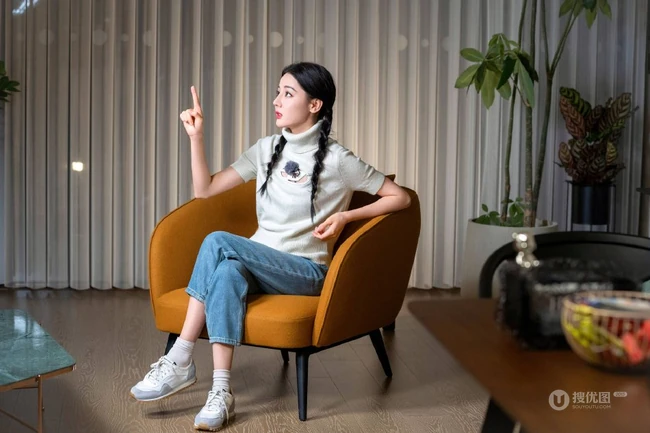 迪丽热巴参加某节目录制美照，白色毛衣加牛仔裤，颜值在线，状态满满
