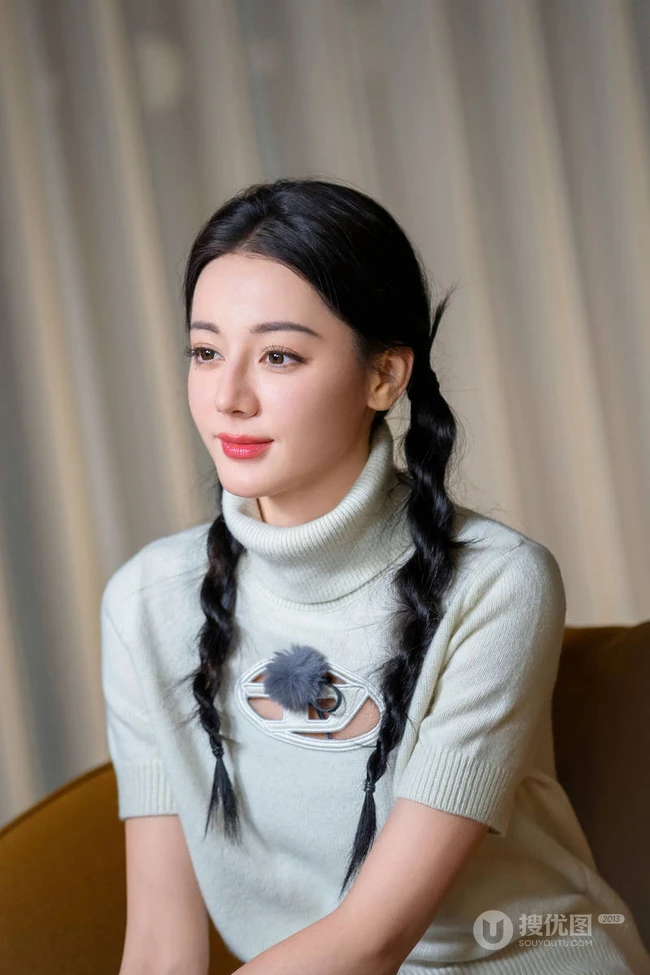 迪丽热巴参加某节目录制美照，白色毛衣加牛仔裤，颜值在线，状态满满
