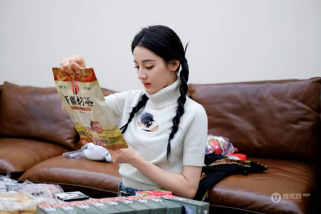 迪丽热巴参加某节目录制美照，白色毛衣加牛仔裤，颜值在线，状态满满