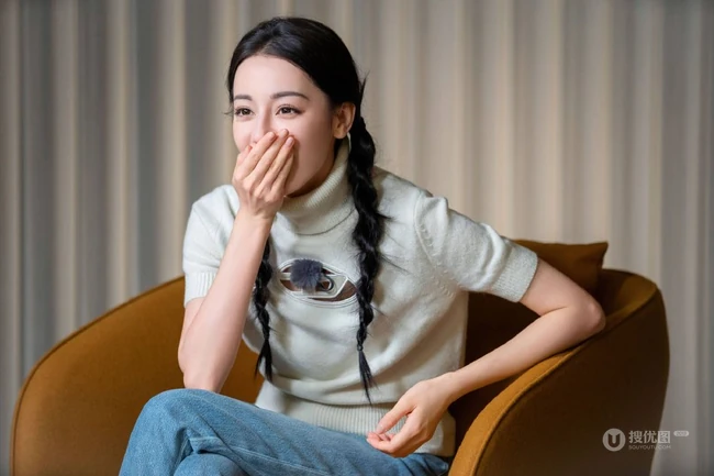 迪丽热巴参加某节目录制美照，白色毛衣加牛仔裤，颜值在线，状态满满