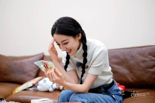 迪丽热巴参加某节目录制美照，白色毛衣加牛仔裤，颜值在线，状态满满