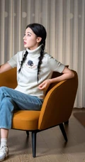 迪丽热巴参加某节目录制美照，白色毛衣加牛仔裤，颜值在线，状态满满