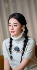 迪丽热巴参加某节目录制美照，白色毛衣加牛仔裤，颜值在线，状态满满