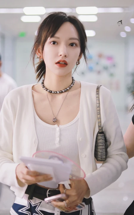 怎么拍都好看，女生程潇现身某机场，路人照视觉漂亮气质魅力难挡