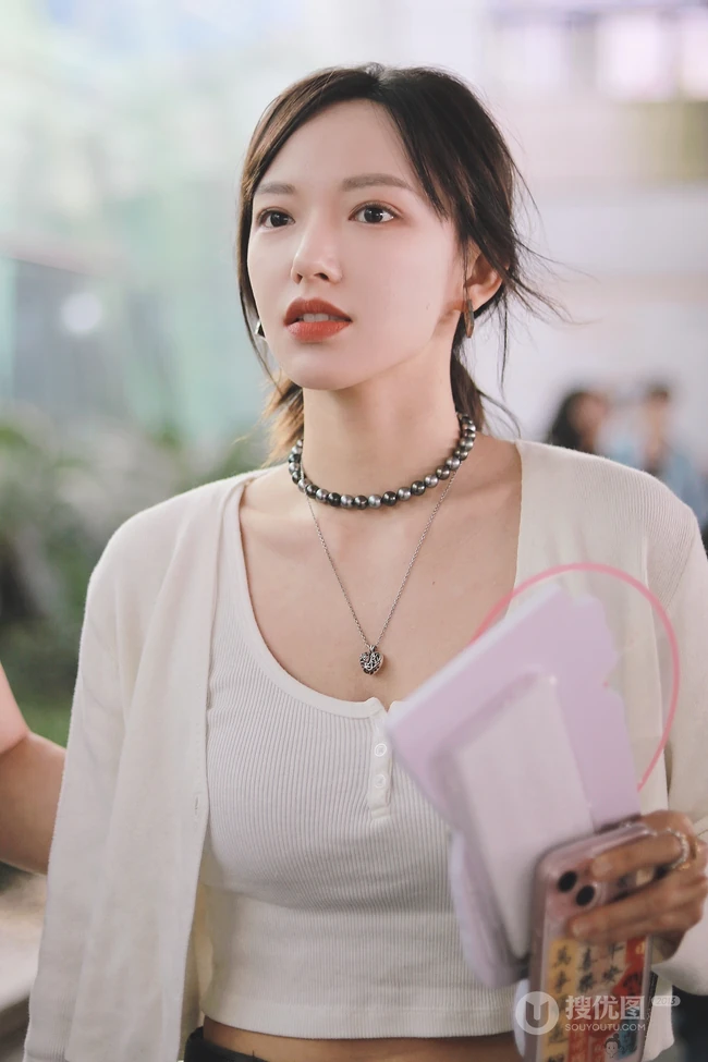 怎么拍都好看，女生程潇现身某机场，路人照视觉漂亮气质魅力难挡