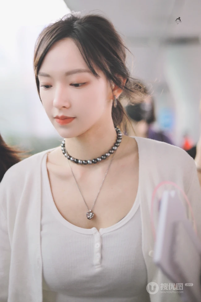 怎么拍都好看，女生程潇现身某机场，路人照视觉漂亮气质魅力难挡