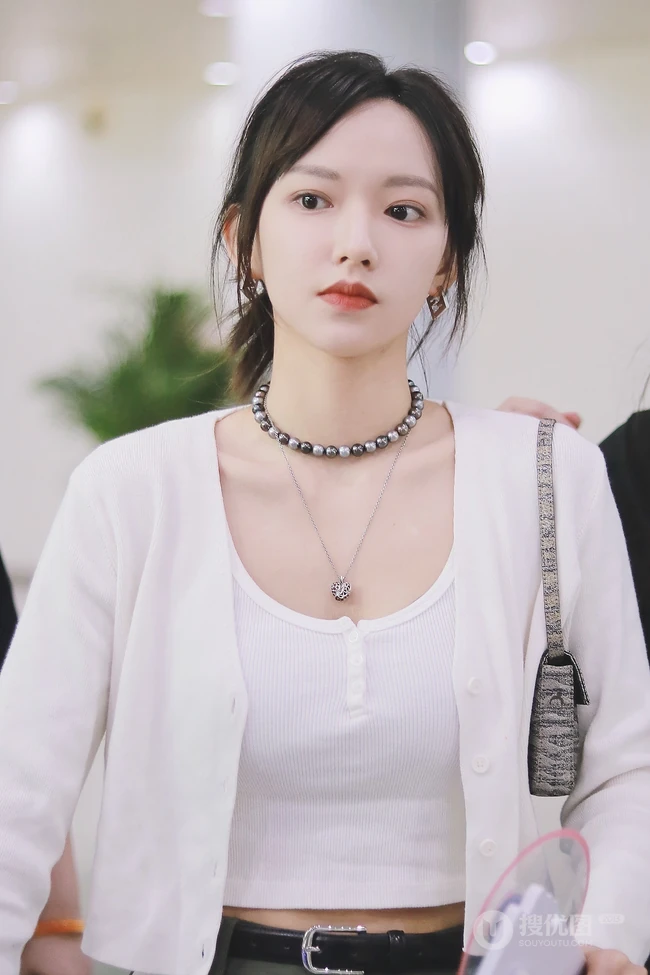 怎么拍都好看，女生程潇现身某机场，路人照视觉漂亮气质魅力难挡